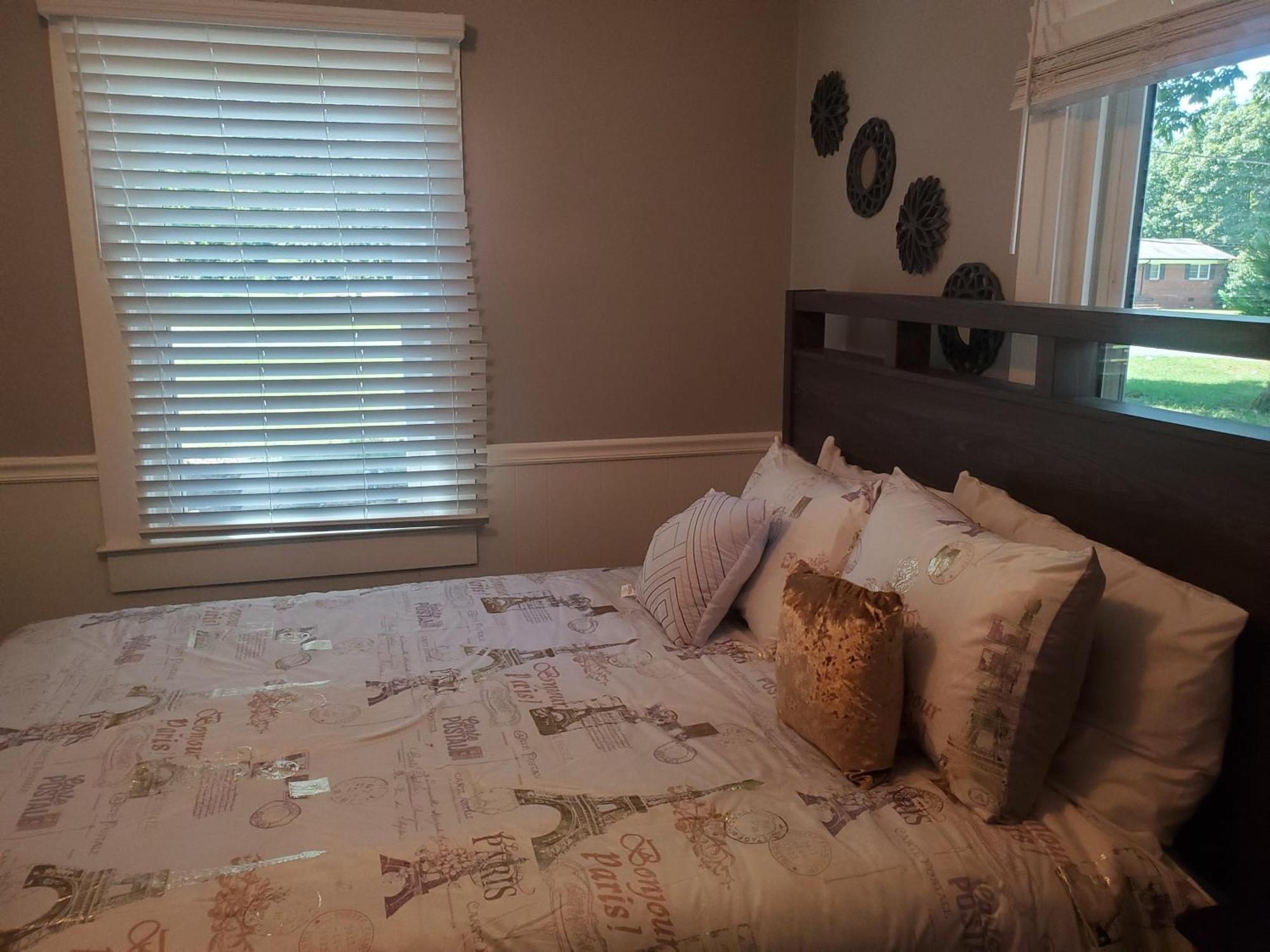 Private Single Level Standalone House Large Lot - 3 Bedrooms Charlotte Ngoại thất bức ảnh