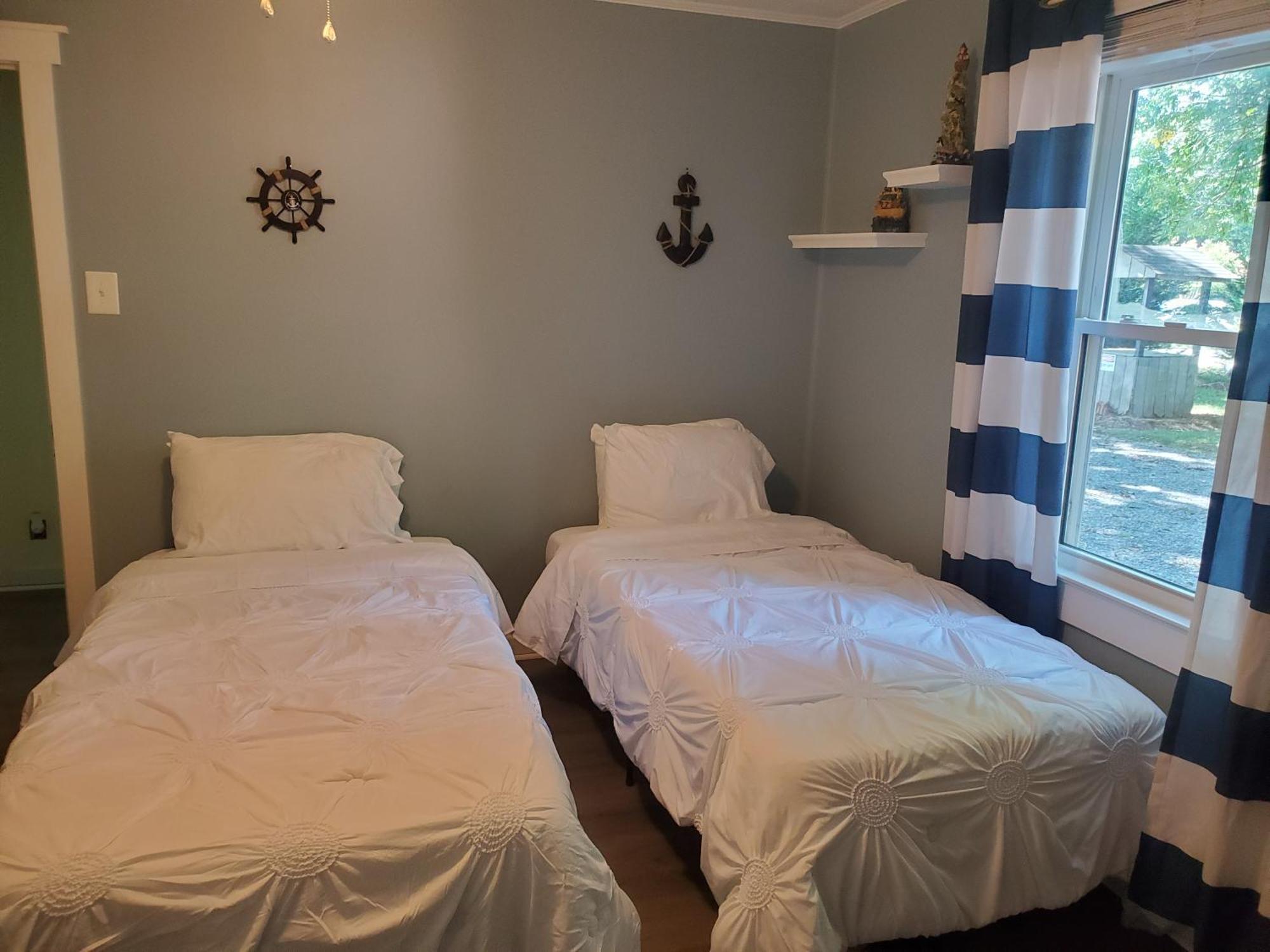 Private Single Level Standalone House Large Lot - 3 Bedrooms Charlotte Ngoại thất bức ảnh