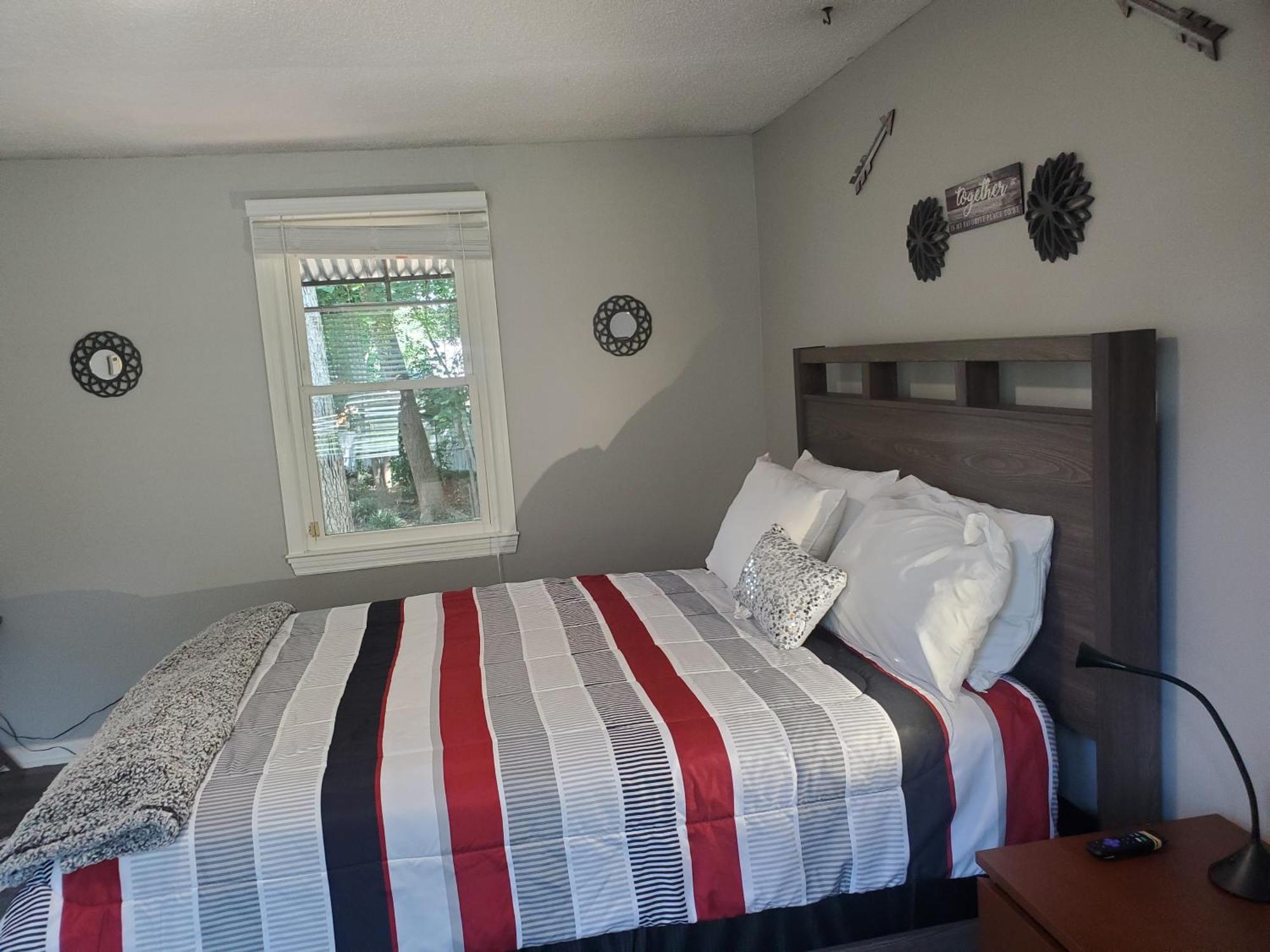 Private Single Level Standalone House Large Lot - 3 Bedrooms Charlotte Ngoại thất bức ảnh